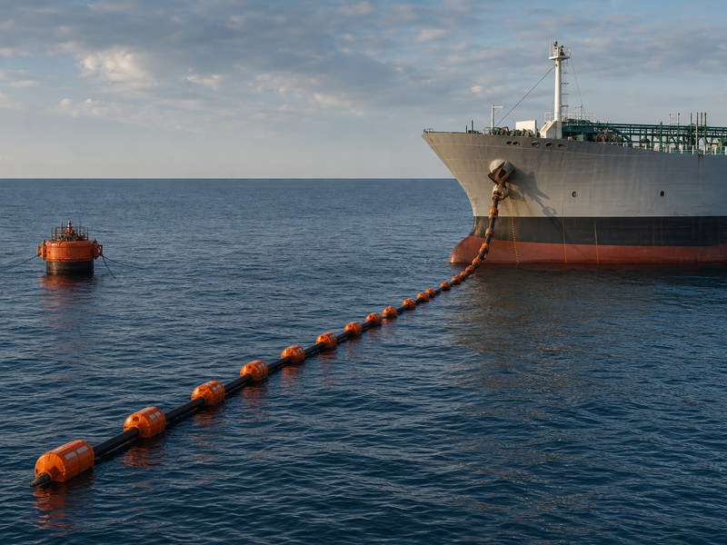 Offshore floating hose string with buoyancy modules transferring crude oil between a loading buoy and a tanker
